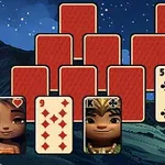 Κάρτες με κόκκινες και μαύρες φιγούρες τοποθετημένες μπροστά από ένα βραδινό τοπίο με βουνά και αστέρια