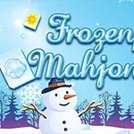 Χιονάνθρωπος με καπέλο και χαμόγελο μπροστά από χειμωνιάτικο δάσος, περιτριγυρισμένος από χιονονιφάδες και παιχνίδια με εικόνες όπως ένα πιγκουίνο και ένα χριστουγεννιάτικο δέντρο, με γράμματα στο κέντρο