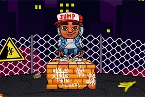 Ένα άτομο με καπέλο JUMP στέκεται πάνω σε τούβλα μπροστά από ένα συρματόπλεγμα σε αστικό περιβάλλον με πινακίδα προειδοποίησης