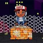 Ένα άτομο με καπέλο JUMP στέκεται πάνω σε τούβλα μπροστά από ένα συρματόπλεγμα σε αστικό περιβάλλον με πινακίδα προειδοποίησης