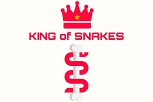 Κόκκινο στέμμα και κείμενο King of Snakes πάνω από ένα κατακόρυφο κυματιστό φίδι σε λευκό φόντο