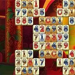 Πλακίδια με αριθμούς και γράμματα σε διάταξη πλέγματος μπροστά από ένα φόντο με κόκκινες και χρυσές αποχρώσεις