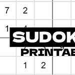 Ένα πλέγμα Sudoku με αριθμούς, με το κείμενο SUDOKU PRINTABLE σε έντονα γράμματα στο κέντρο