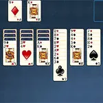 Πασιέντζα με ανοιχτά φύλλα σε διάταξη πάνω σε μπλε φόντο
